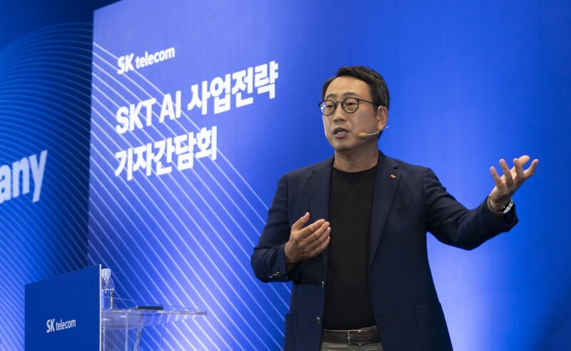 유영상 에스케이텔레콤(SKT) 대표가 26일 오전 서울 을지로 에스케이텔레콤 본사에서 열린 기자간담회에서 인공지능 사업 전략을 소개하고 있다. 에스케이텔레콤 제공