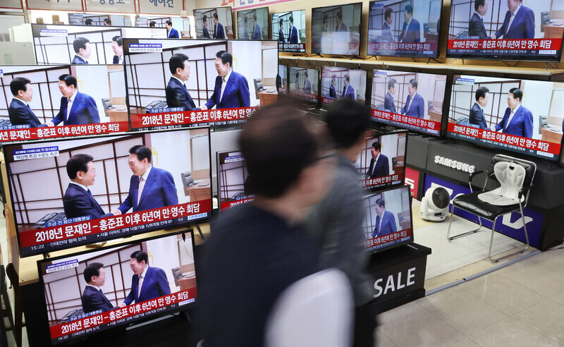 Monitors at an electronics shop in Seoul’s Yongsan area display news broadcasts about the meeting between President Yoon Suk-yeol and Democratic Party leader Lee Jae-myung on April 29, 2024. (Yonhap)