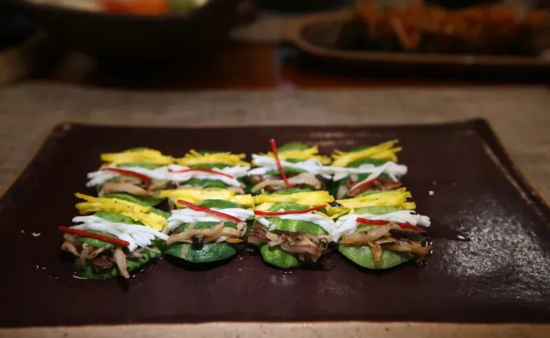 Oi-seon (stuffed cucumber) at Hosoo Brewery. (Park Mee-hyang/Hankyoreh)