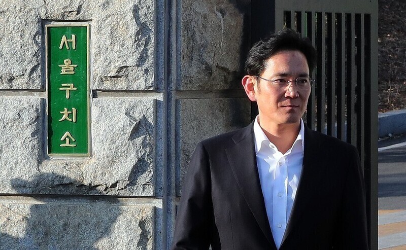 Samsung Electronics Vice Chairman Lee Jae-yong leaves the Seoul Detention Center in Uiwang, Gyeonggi Province, on Feb. 25, 2018. (Kim Gyoung-ho/The Hankyoreh)