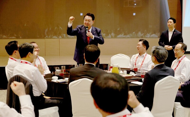 President Yoon Suk-yeol speaks at a luncheon with lawmakers of his ruling People Power Party held at Incheon Airport’s Aviation Academy on Aug. 28. (Yoon Woon-sik/The Hankyoreh)