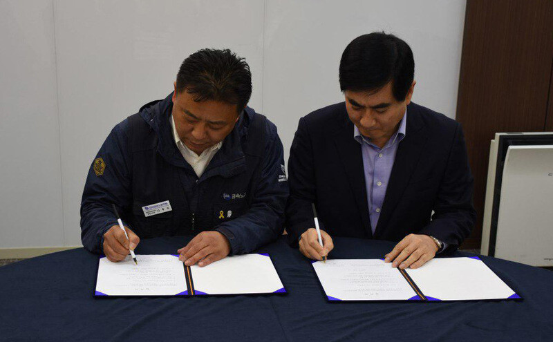 Samsung SVC president Choi Woo-soo and Korean Metal Workers’ Union (KMWU) Samsung SVC chapter president Na Du-sik sign an agreement at the Seoul Garden Hotel on Apr. 17 to convert around 8