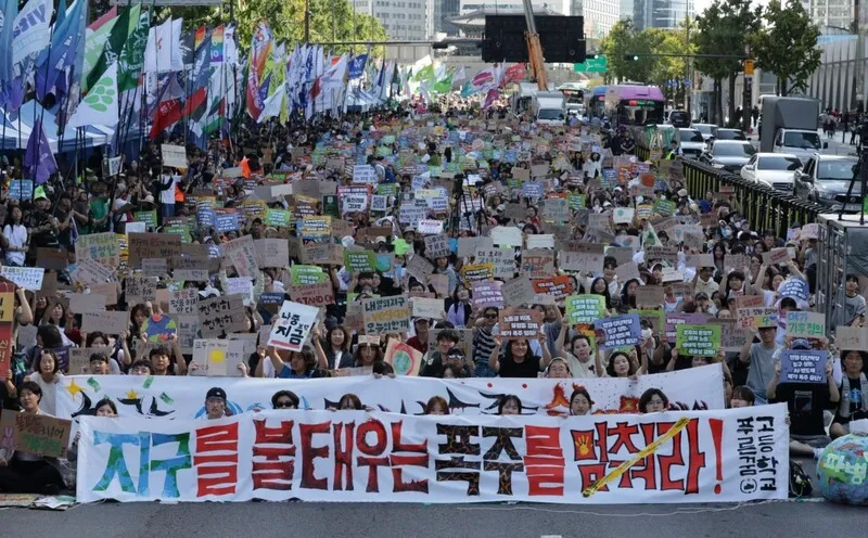 “지구 불태우는 폭주 멈춰라”…도심 메운 ‘메가 프로젝트’ 우려