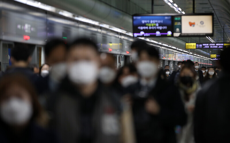Commuters wearing masks at Gwanghwamun Station in Seoul on Nov. 16. (Yonhap News)
