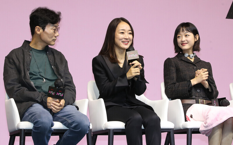 Kim Ji-yeon, the CEO of “Squid Game” production company Siren Pictures, speaks at the post-Emmy press conference on Sept. 16 in downtown Seoul. (Shin So-young/The Hankyoreh)