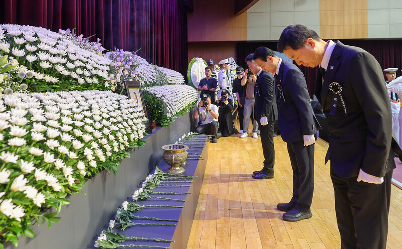 권오을 국가보훈부 장관(가운데)이 15일 전북 전주시 전북특별자치도청에서 열린 이석규 애국지사 영결식에서 헌화 후 묵념하고 있다. 연합뉴스