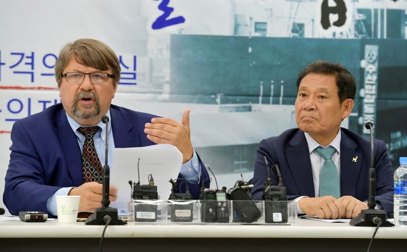 US investigative journalist Tim Shorrock explains the details of confidential documents that reveal the US turned a blind eye to information about the South Korean military regime ordering its troops to open fire on innocent civilians during the 1980 Gwangju Uprising at Gwangju City Hall in May last year. (provided by Gwangju City Hall)
