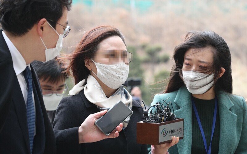 Chung Kyung-shim, professor at Dongyang University and wife of former Justice Minister Cho Kuk, is questioned by reporters in front of the Seoul Central District Court on Dec. 23. (Kim Bong-gyu, staff photographer)