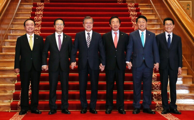 South Korean President Moon Jae-in (third from left) poses for a commemorative photograph with the leaders of the National Assembly’s five political parties on Nov. 5 before a meeting of the permanent governance deliberation body at the Blue House. (Blue House photo pool)