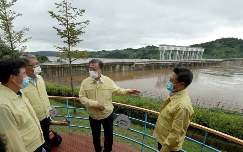 South Korean Moon Jae-in is briefed on the situation at Gunnam Dam along the Imjin River in Yeoncheon County, Gyeonggi Province, which has experienced an influx of water upstream from North Korea after Pyongyang released the floodgates of Hwanggang Dam, on Aug. 6. (Blue House photo pool)