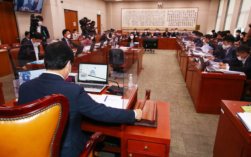 5일 국회 법제사법위원회의 법무부 등에 대한 국정감사에서 박광온 위원장이 의사봉을 두드리고 있다. 공동취재사진