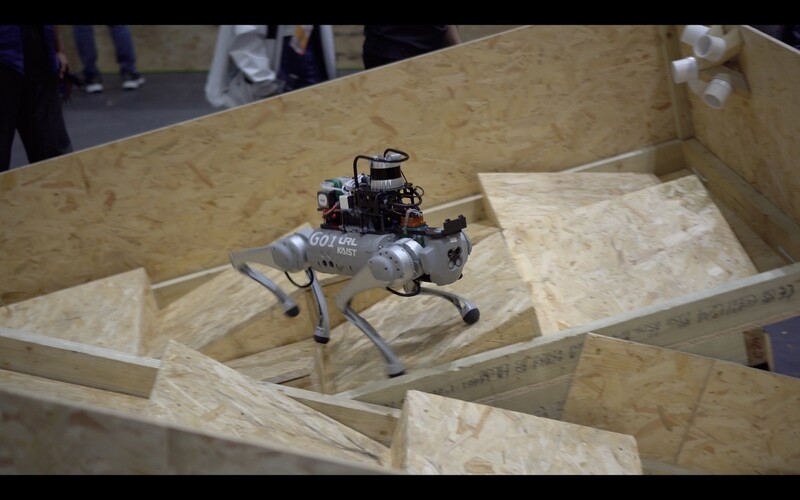사족보행로봇 경진대회에서 장애물을 통과하고 있는 카이스트의 로봇. 카이스트 제공