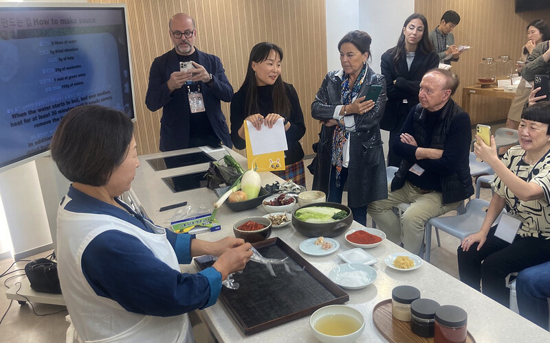 지난달 24일 ‘2023 글로벌 한식 콘퍼런스’에 참가한 외국 요리사 등이 박광희 김치 명인의 ‘김치 워크숍’ 강연을 듣고 있다.<BR> 박미향 기자