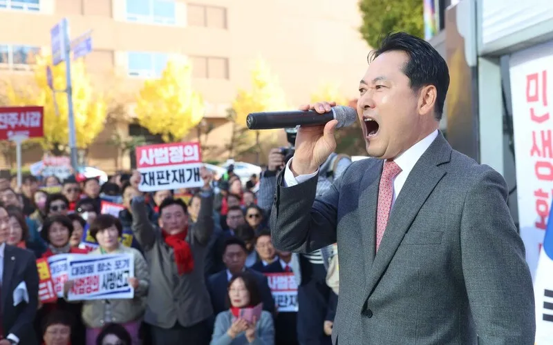 "이재명에 레드카드" 국힘 장외 전략...당내서는 "계엄 사과부터" - 뉴스 썸네일 이미지