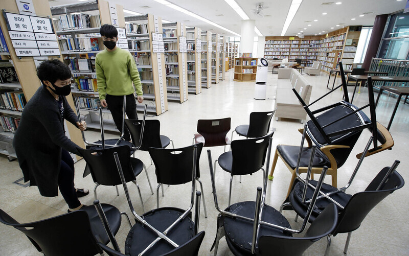 Staffers at Ilgok Library in Gwangju prepare for Level 1.5 social distancing measures on Nov. 18. (Yonhap News)