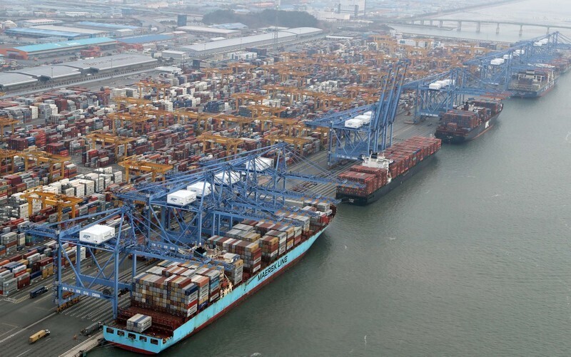 Ships loaded with freight containers can be seen docked at Busan Port in South Korea in this undated file photo. (Yonhap News)