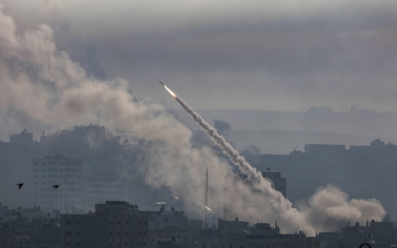 A missile that appears to have been fired by Hamas leaves the Gaza Strip and flies toward Israel on Oct. 7. (EPA/Yonhap)