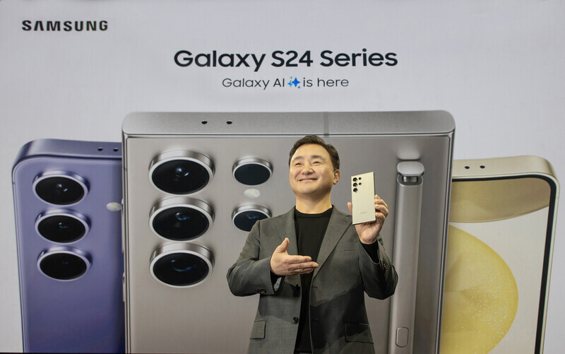 Roh Tae-moon, the president and head of mobile experience at Samsung Electronics, unveils the Galaxy S24 premium smartphone at the Galaxy Unpacked 2024 event at the SAP Center in San Jose, California, on Jan. 17. (courtesy of Samsung Electronics)