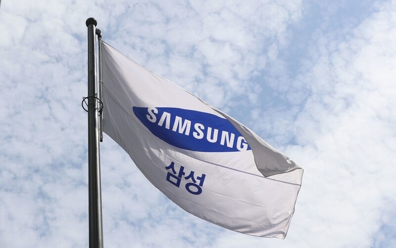 A flag with the Samsung logo (Shin So-young