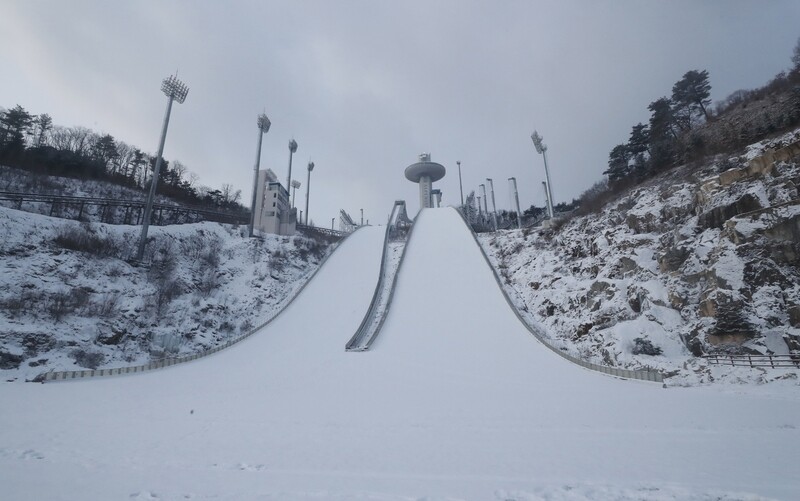 Snow piles up on the Pyeongchang Olympics ski jump at the Alpensia Ski Resort on Dec. 7. (by Lee Jung-ah