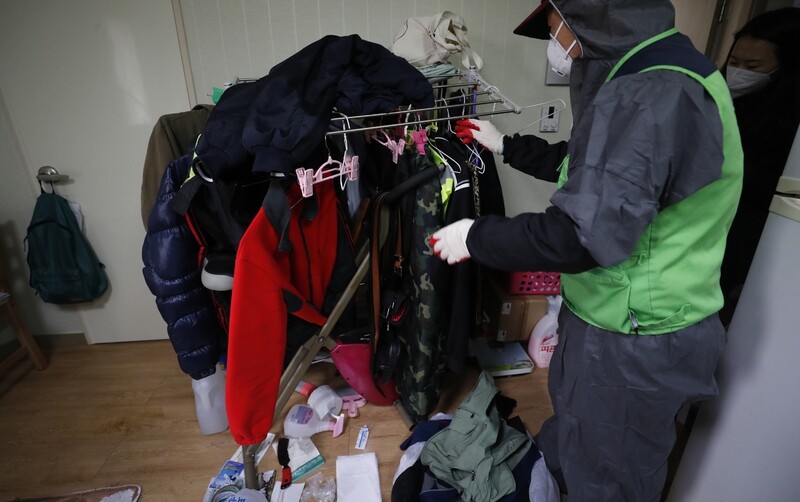 A member of the cleaning welfare team contracted by the Seoul Eunpyeong Area Rehabilitation Center cleans out the small apartment of a lonely death victim on Jan. 17. (by Park Jong-shik
