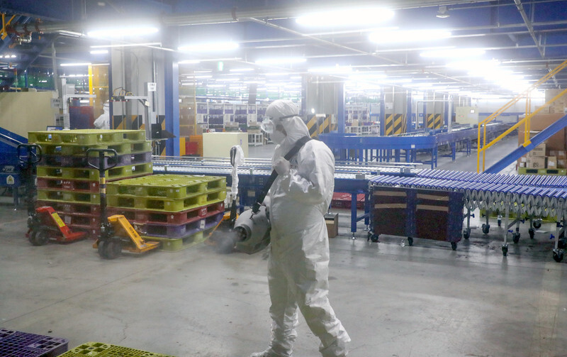 Quarantine workers disinfect a distribution center in Seoul’s Songpa District on May 27. (Yonhap News)