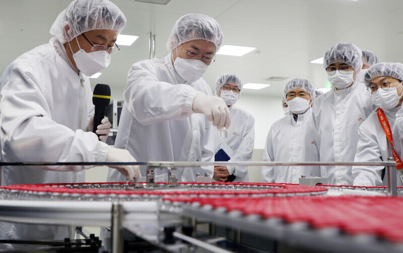 South Korean President Moon Jae-in observes vaccine production at an SK Bioscience factory on Jan. 20. (Yonhap News)