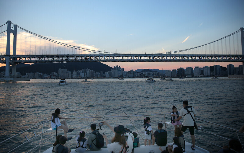 Yacht tours offer a new view of the Busan cityscape. (Park Mee-hyang/The Hankyoreh)
