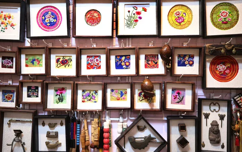 Some of the embroidery that is for sale at Manbok-dang, the oldest shop in the neighborhood. (Park Mee-hyang/Hankyoreh)