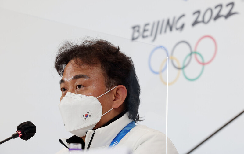 Choi Yong-koo, the head of support for the South Korean short track team, speaks about referee calls made during the short track speedskating event at a press conference on Tuesday at the Main Media Center in Beijing. (Yonhap News)