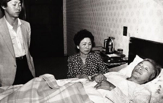 1983년 5월25일 단식중인 김영삼 전 신민당 총재를 손명순 여사와 아들 김현철씨가 바라보고 있다. &lt;한겨레&gt; 자료사진