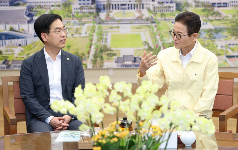 김민재 행정안전부 차관과 이철우 경북지사가 지난 21일 경북도청에서 미래대응기금에 대해 논의하고 있다. 경북도 제공