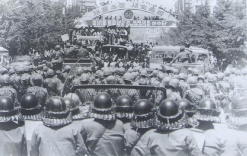 The stand-off between Gwangju citizens and martial law troops before the latter opened fire on the South Jeolla Provincial Office on May 21, 1980. (from the Defense Security Demand photo archive)