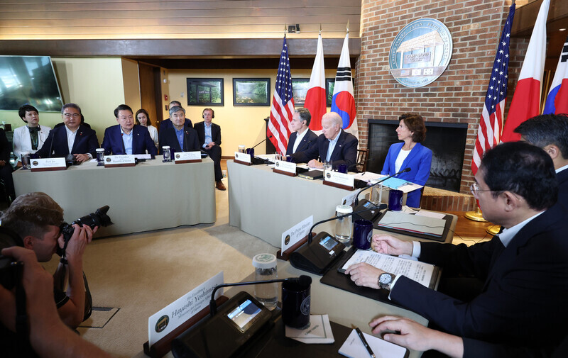 President Yoon Suk-yeol of South Korea (second from left), US President Joe Biden (center of center table), and Japanese Prime Minister Fumio Kishida of Japan (second from right) take part in a trilateral summit at Camp David in Maryland on Aug. 18. (Yonhap)