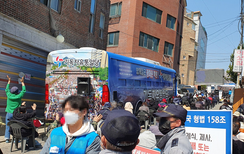 Sarang Jeil Church in Seoul’s Seongbuk District holds an on-site service on Apr. 5, despite government advisories against religious gatherings amid the COVID-19 epidemic. (Yonhap News)