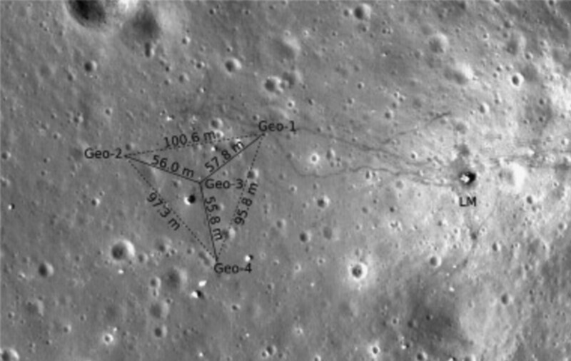 아폴로 17호 지진계 3대의 위치. 착륙선(LM)은 삼각형 모양으로 배열된 지진계의 오른쪽에 있다. 칼텍 제공