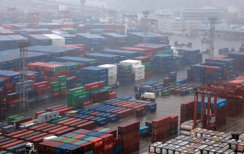 Korea on pace to record $1 trillion in exports in 2026, joining world’s top 4