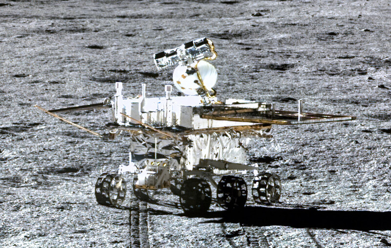2019년 1월 우주탐사선 중 처음으로 달 뒷면에 착륙한 중국 창어4호의 로봇 탐사차 위투2호. 위키미디어 코먼스