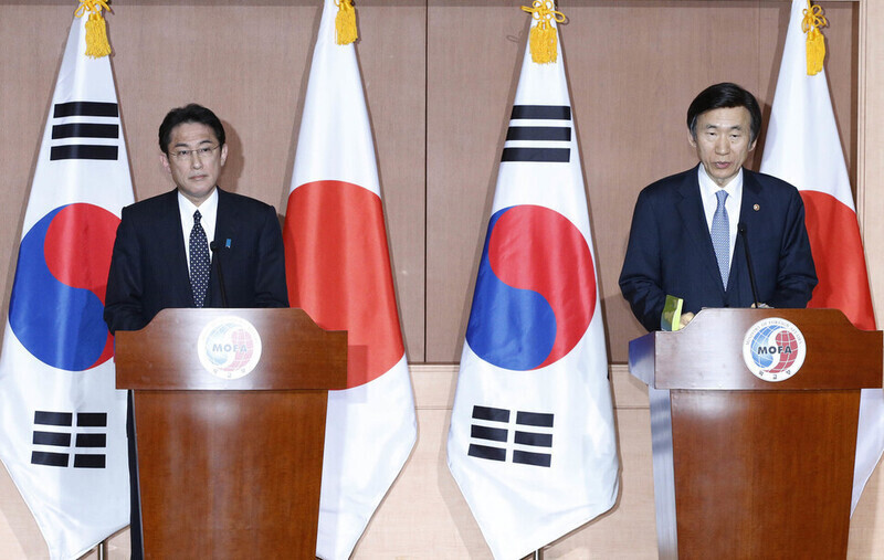 On Dec. 28, 2015, South Korean Foreign Minister Yun Byeong-se (right) and Japanese Foreign Minister Fumio Kishida hold a joint press conference on the issue of Japan’s “comfort women” system of sexual slavery. (Kim Bong-gyu/The Hankyoreh)