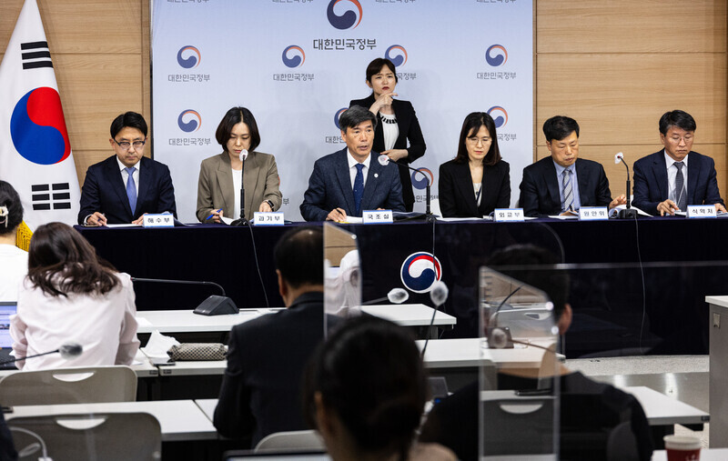 Park Gu-yeon, the first deputy director of the Office for Government Policy Coordination, gives a briefing on the dispatch of a team of Korean experts to the Fukushima Daiichi nuclear power plant in Japan during a briefing at the central government complex in Seoul on May 12. (Yonhap)
