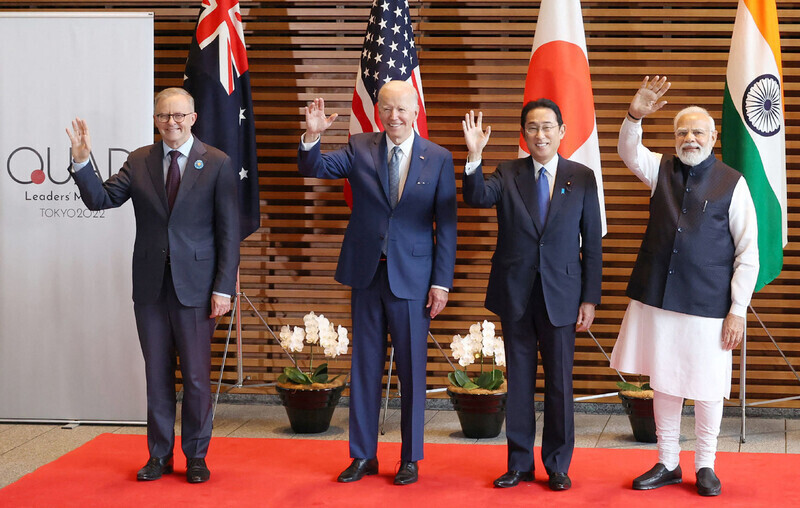 Australian Prime Minister Anthony Albanese, US President Joe Biden, Japanese Prime Minister Fumio Kishida, and Indian Prime Minister Narendra Modi wave for a photo during the Quad summit held in Tokyo on May 24. (AFP/Yonhap News)