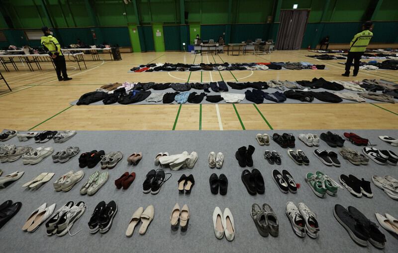 A lost and found center has been set up in a nearby gymnasium for personal effects found after the crowd crush disaster in Itaewon, with shoes and other articles of clothing lining the floors on Oct. 31. (Yonhap)