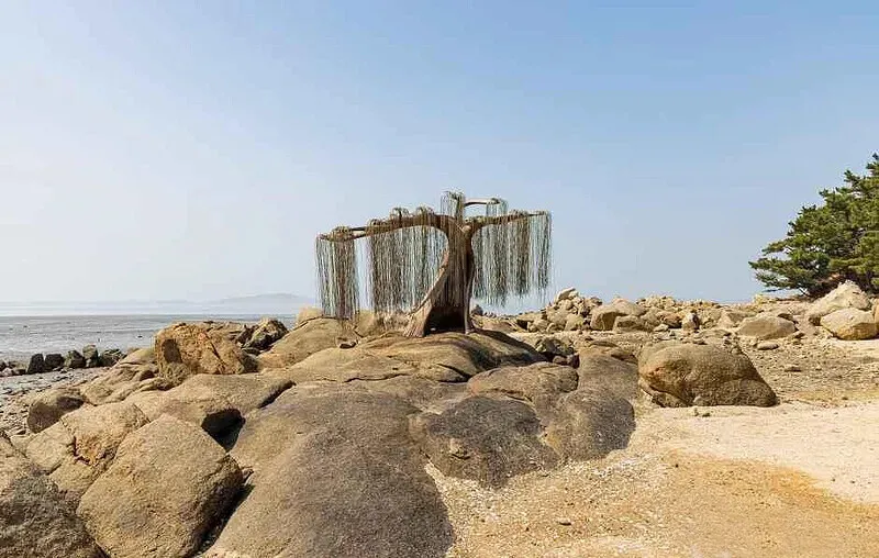 “Master Willow,” an art installation on Mo-do adds to the island shore’s allure. (Park Mee-hyang/Hankyoreh)