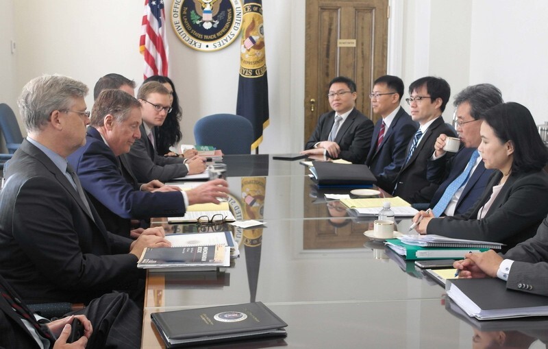 South Korean Trade Minister Kim Hyun-chong (second from right) attends the special second session of the KORUS FTA Joint Committee with US Trade Representative Robert Lighthizer (second from left) in Washington
