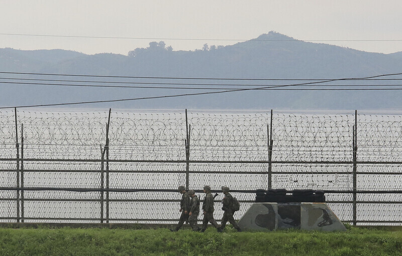 South Korean soldiers patrol the inter-Korean border. (Yonhap News)