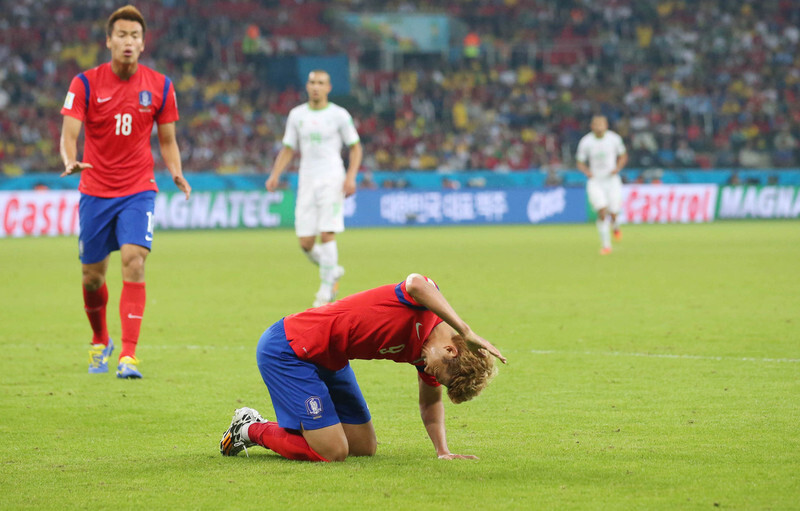 Heung-min Son lamenta ao cair no chão após perder a oportunidade de marcar no segundo tempo da fase de grupos da Copa do Mundo de 2014 contra a Argélia, pela segunda mão do Grupo H. Porto Alegre / Repórter Lee Jong-Ah