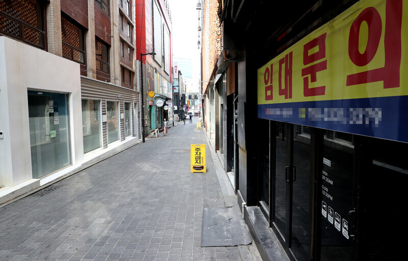 A “for lease” sign hangs from a storefront in Myeongdong shopping district in Seoul on Sept. 26, amid the protracted COVID-19 pandemic. (Yonhap News)