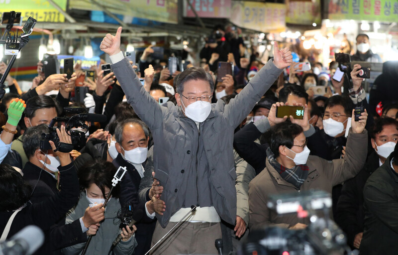 Democratic Party presidential nominee Lee Jae-myung greets supporters at Saemgoeul Market, in Jeongeup, North Jeolla Province, on Sunday. (Yonhap News)