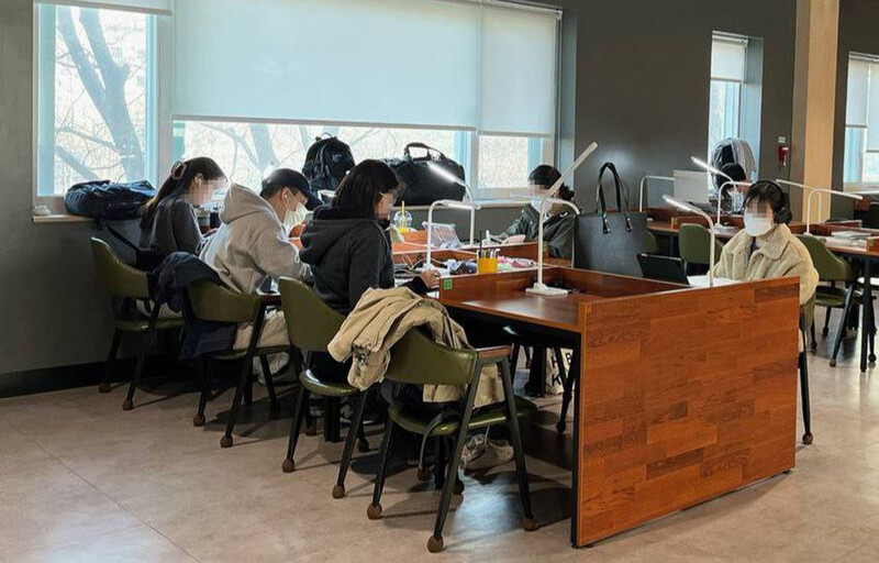 2023년 3월7일 오후 서울 동대문구 장안2동 동대문 청소년독서실 2층 열람실. 주민들이 좌석이 구분된 개인 책상에 앉아 공부하고 있다.