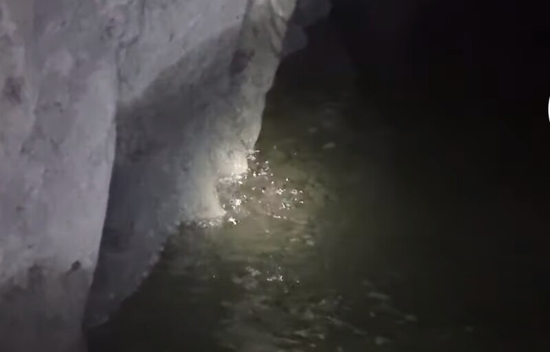 알바니아 크롬공산 지하 갱도의 물 웅덩이에서 천연수소 기포가 올라오고 있다. 유튜브 갈무리(F-V. Donzé)